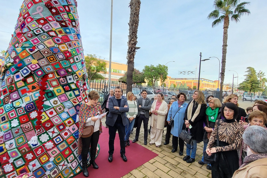 Tres árboles de crochet tejidos con esfuerzo e ilusión para la ciudadanía rinconera