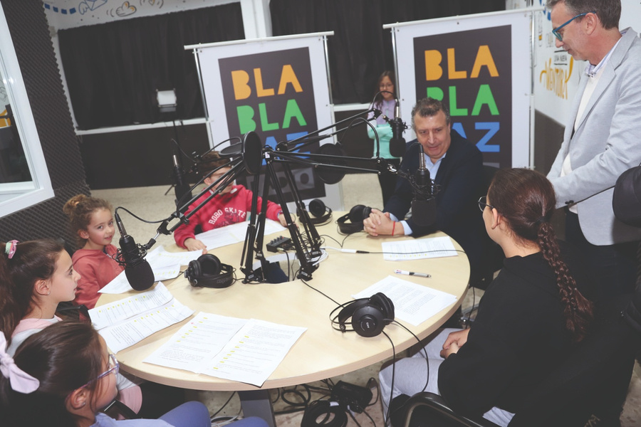El CEIP La Paz celebra el día de la Radio con una entrevista del alumnado al alcalde