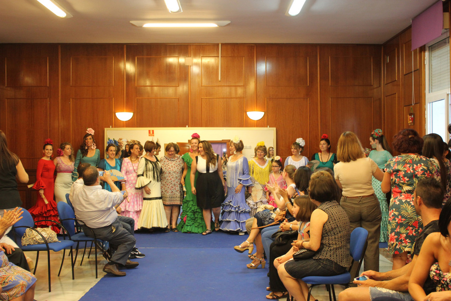 La asociación de mujeres Azahar clausura su taller de moda flamenca con un desfile