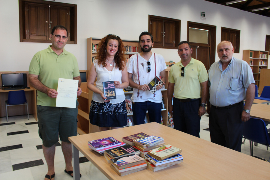 El Club de Ajedrez San José hace una donación de libros a la Biblioteca Municipal de la Hacienda San