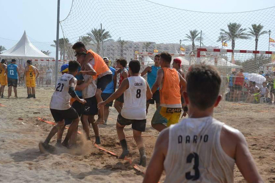 El Club de Balonmano La Vega retorna exitoso del Campeonato de España de Balonmano Playa