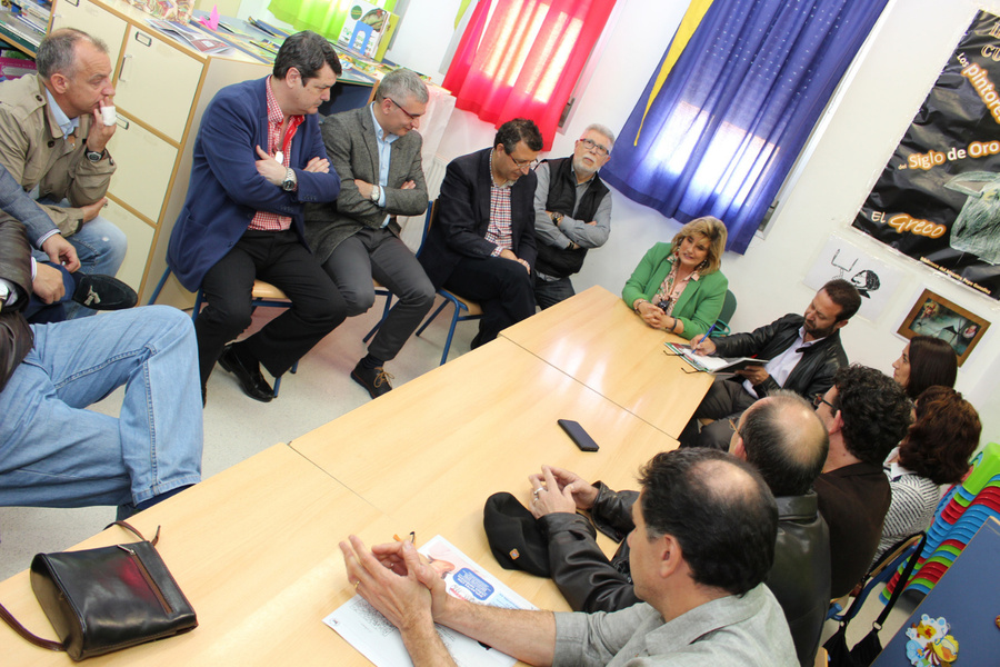 Francisca Aparicio visita el CEIP La Unión de La Rinconada y se reúne con los directores y directora