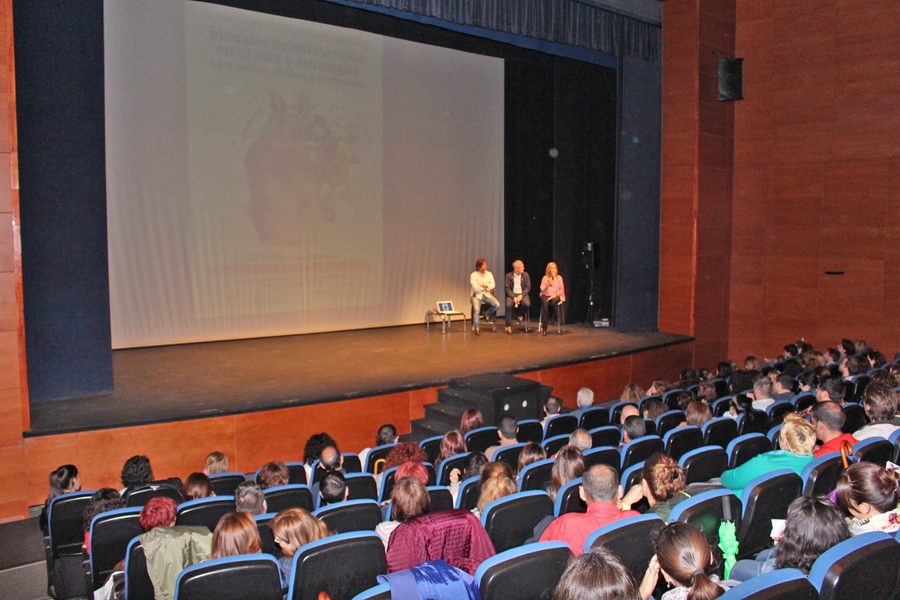 La Villa acoge la ponencia sobre medidas de intervención en las aulas con casi medio millar de asist