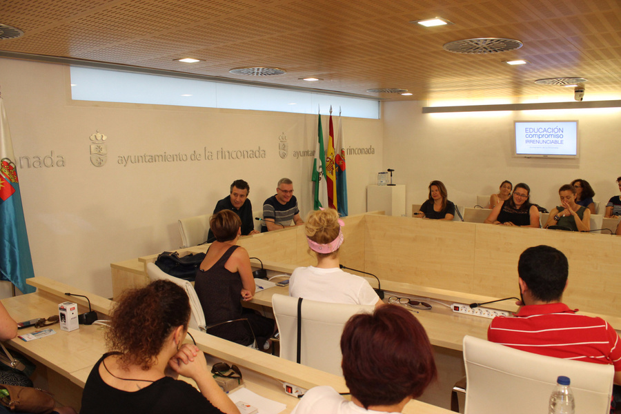 Centros educativos y AMPAS reciben la subvención municipal para sus actividades