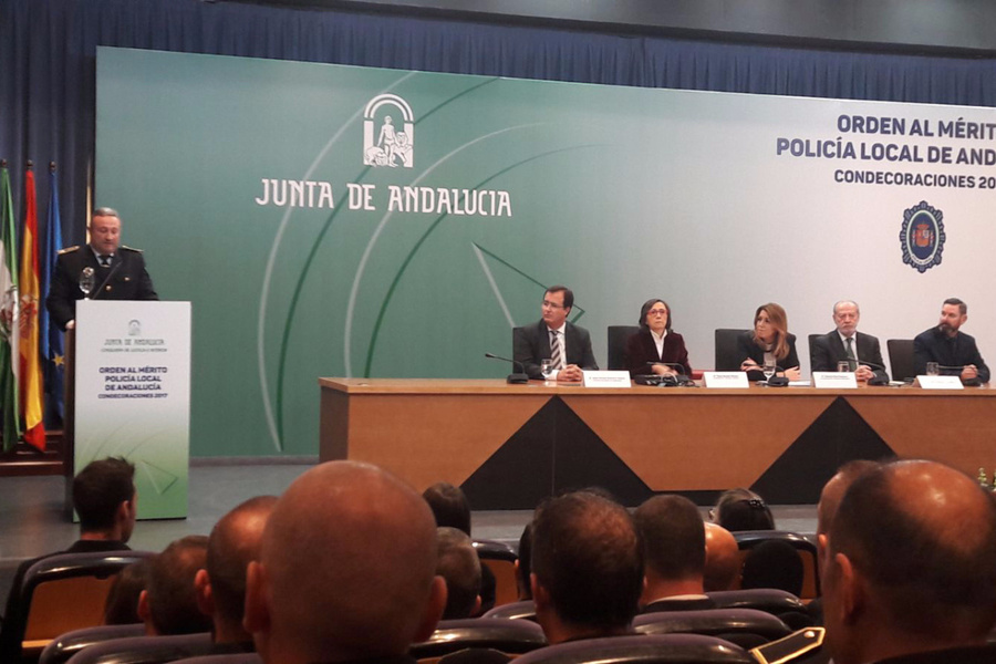Manolo González es condecorado con la Orden al Mérito de la Policía Local de Andalucía