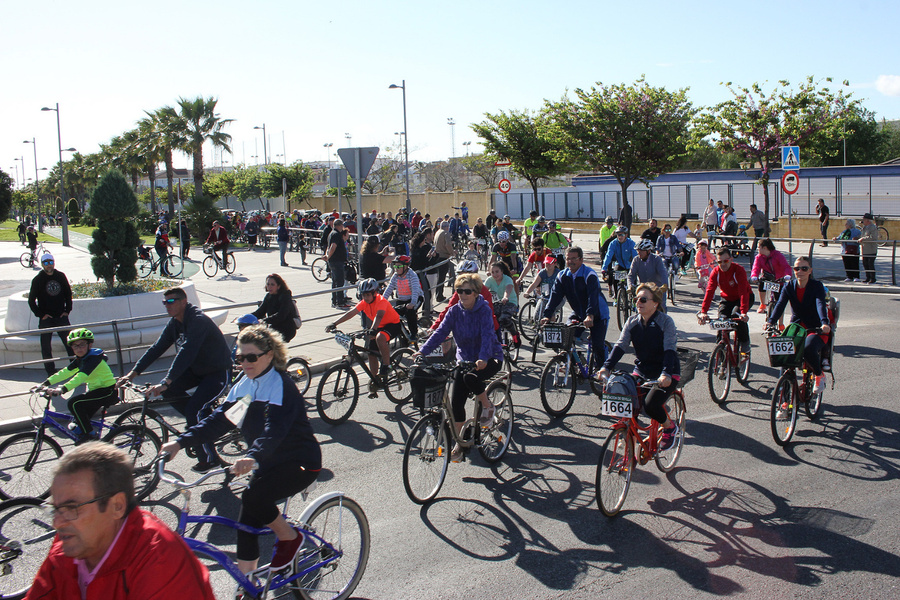 2.000 personas inundan de bicis las calles de La Rinconada