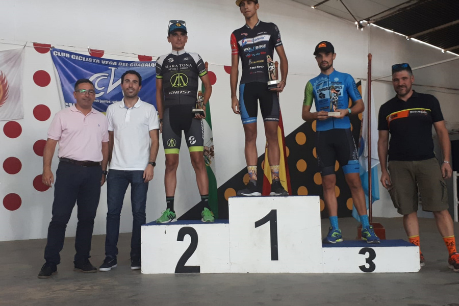 La VII Cicloturista llena de bicicletas los caminos del municipio