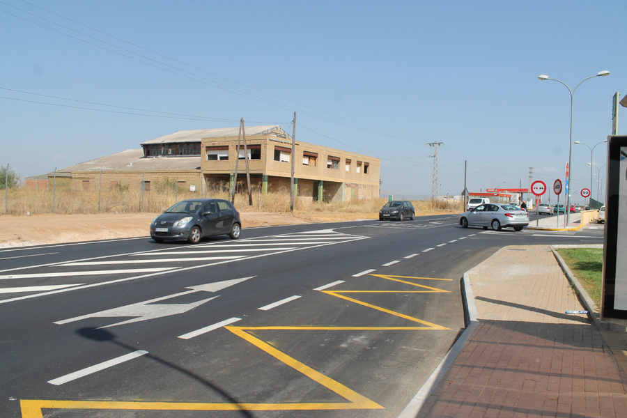 Un tercer carril agiliza y facilita el tráfico en la confluencia  Carretera Brenes con la calle Herm