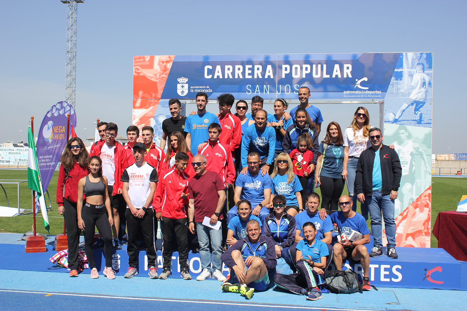 El concejal de Deportes, José Manuel Romero Campos, en el podium de los equipos más destacados, que se llevó el Club Atletismo Orippo, de Dos Hermanas, por delante del Manchego de Quintanar de la Orden y el CAR Rinconada