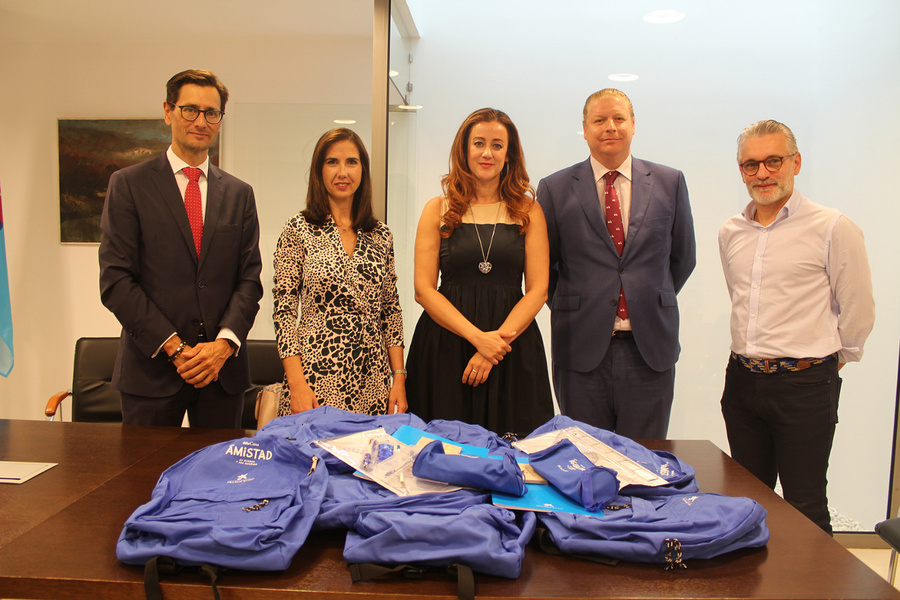 La obra social de ‘La Caixa’ entrega más de 500 kits escolares en La Rinconada