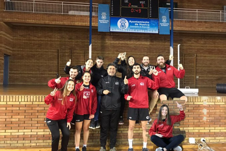2-5: Le pinta la cara al líder