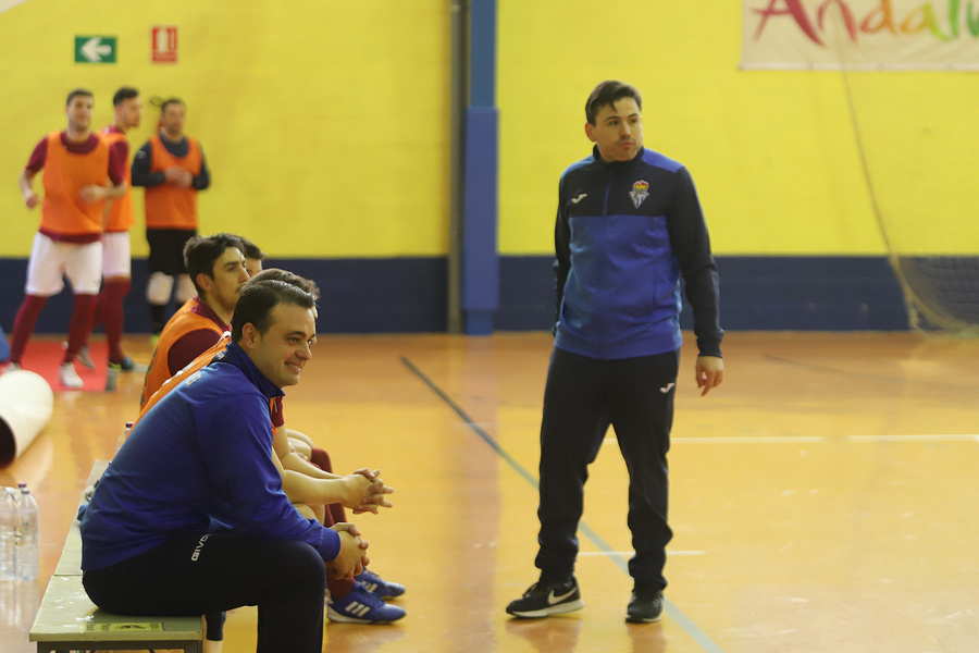 2-3: Se consagra como rey a domicilio