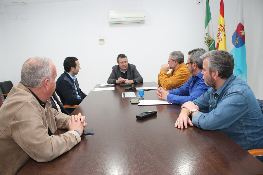 El Ayuntamiento entrega una subvención al San José, Rinconada y Club de Bádminton