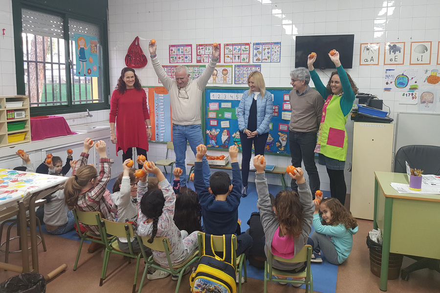El Ayuntamiento entrega fruta a los Centros Educativos de Infantil y Primaria