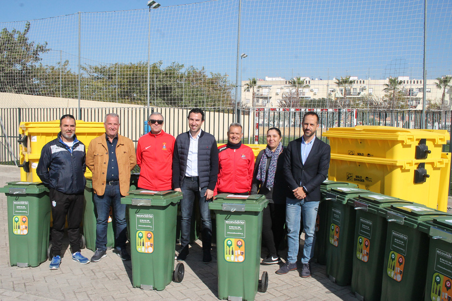 Los clubes de fútbol locales reciben los contenedores de reciclaje de vidrio