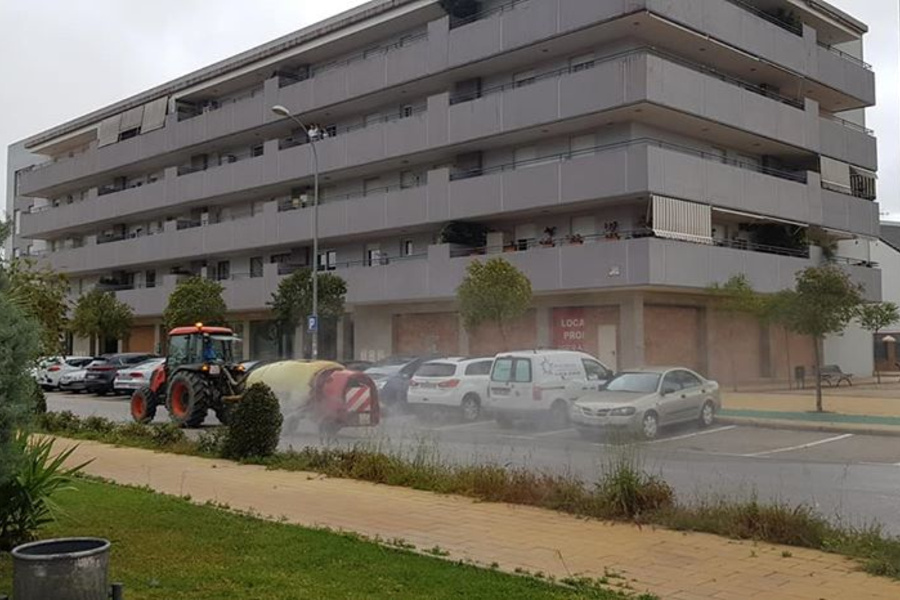 El Ayuntamiento suma al refuerzo en limpieza tractores que desinfectarán periódicamente las calles