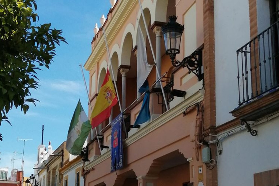Las banderas del Ayuntamiento ondearán a media asta en señal de duelo por los fallecidos a causa del