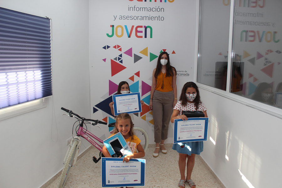 Las ganadoras del Talent Show recogen sus regalos