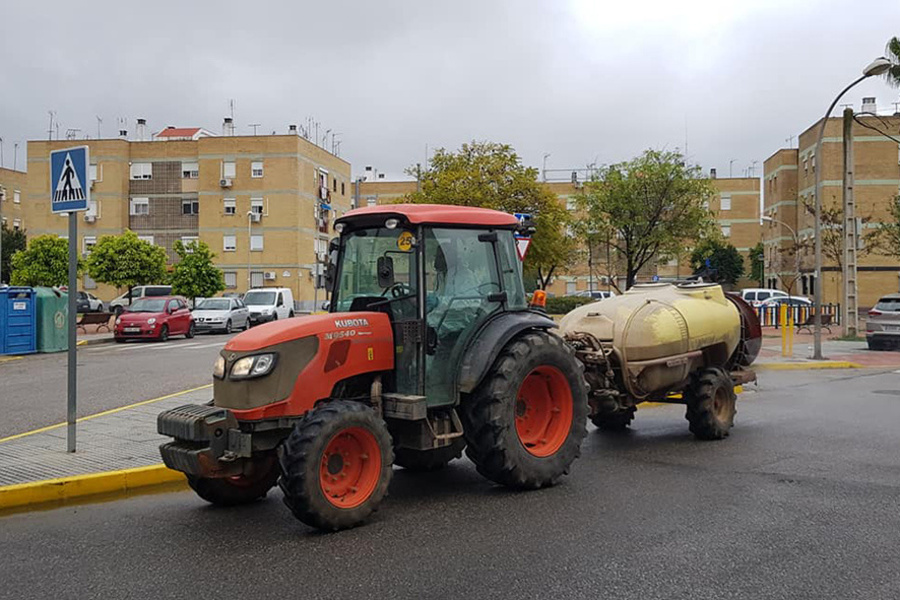 Vuelven los tractores como refuerzo de desinfección de las calles