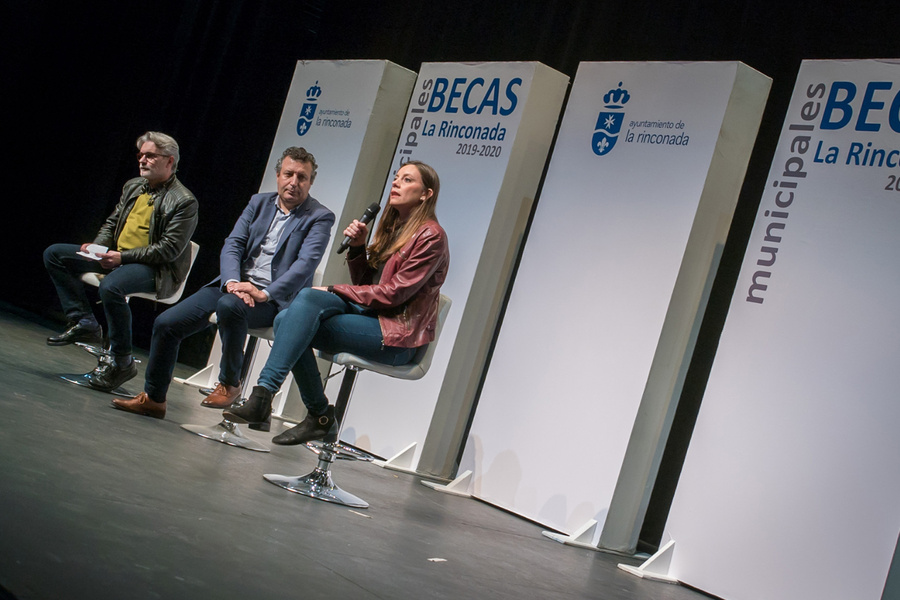 El Ayuntamiento entrega más de 500 becas para estudiantes durante el presente curso
