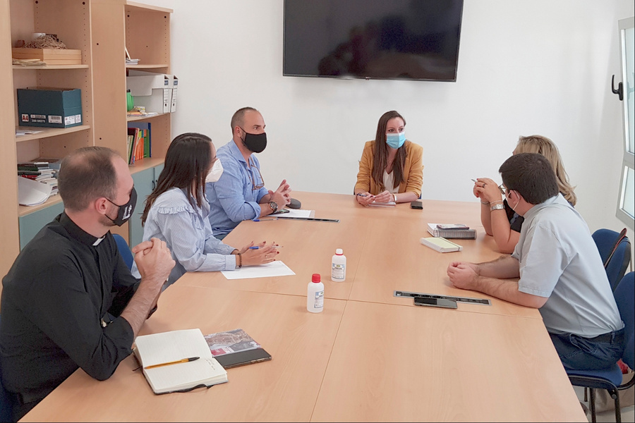 Las Cáritas de la localidad dispondrán de 35.000 euros para hacer frente al nuevo curso