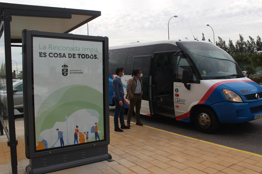 El Ayuntamiento renueva la flota de microbuses e instala nuevas marquesinas en algunas paradas