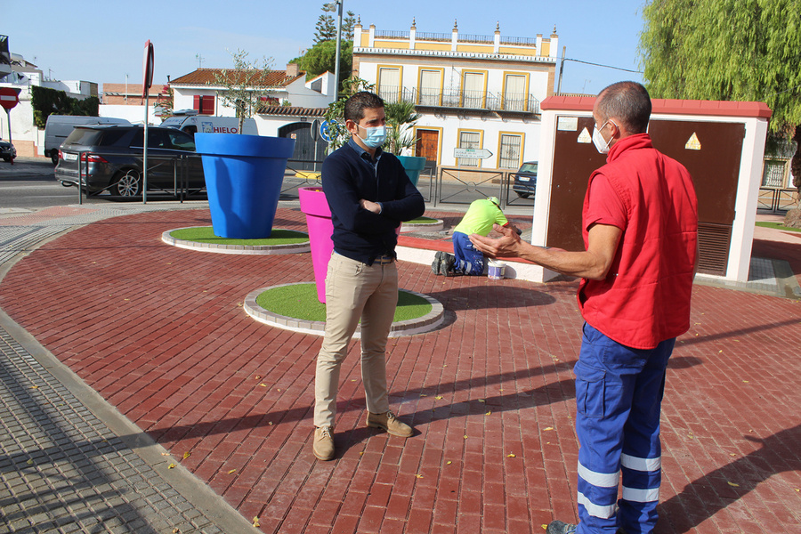 Servicios generales trabaja en la modernización de las entradas al núcleo de Rinconada