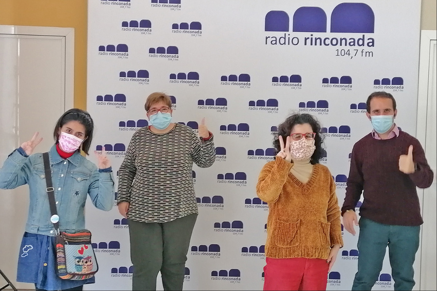 Representantes de usuarios y usuarias AFADI presenta ante los micrófonos de Radio Rinconada concurso