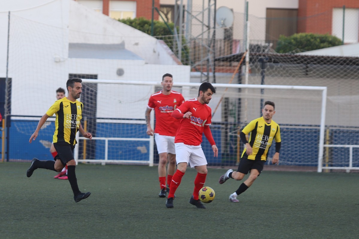 Rubén se lleva un balón en el duelo ante el Mosqueo ante la mirada de Alemán