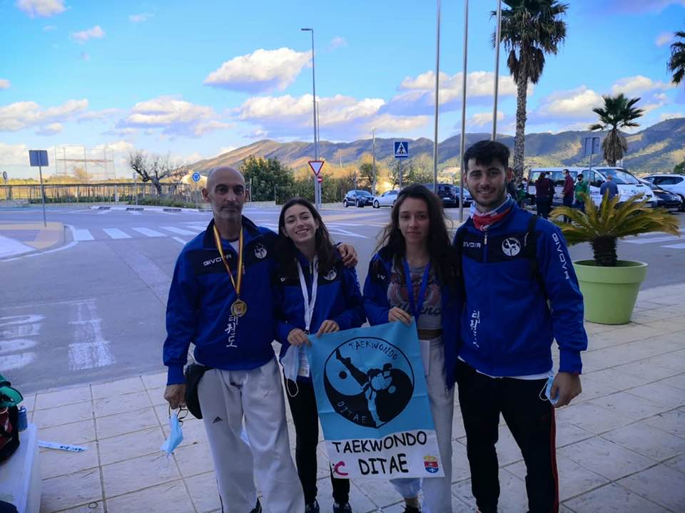 La expedición rinconera posa con el escudo del Ditae