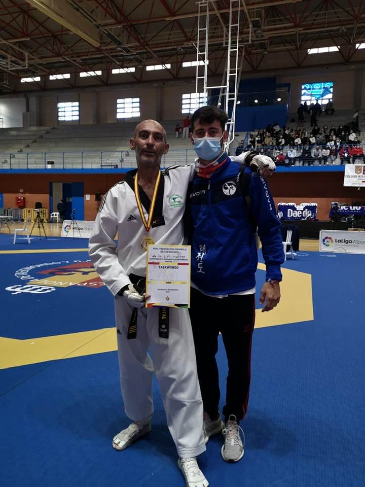Juan Eduardo Luque, con su hijo Iván, tras conseguir la medalla de oro en su categoría