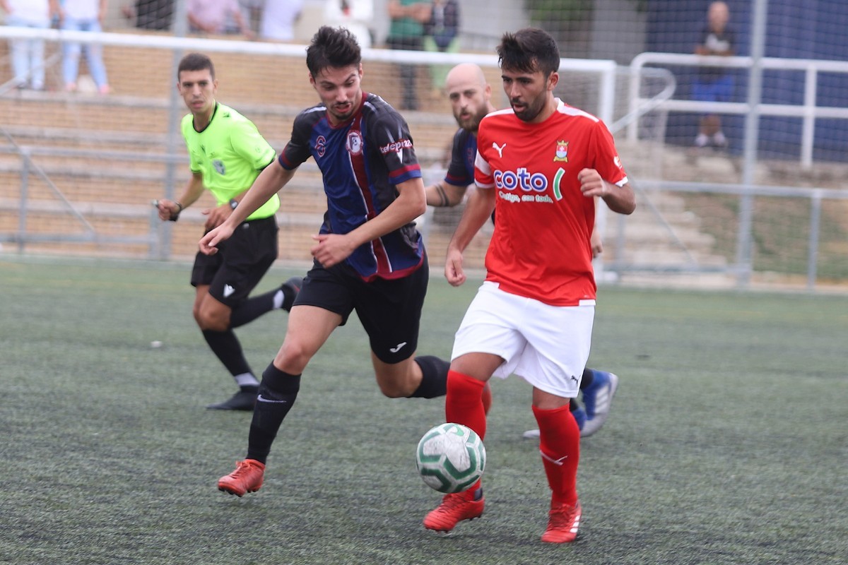 Guti controla un balón en la idea del duelo ante el San Pablo Pino Montano