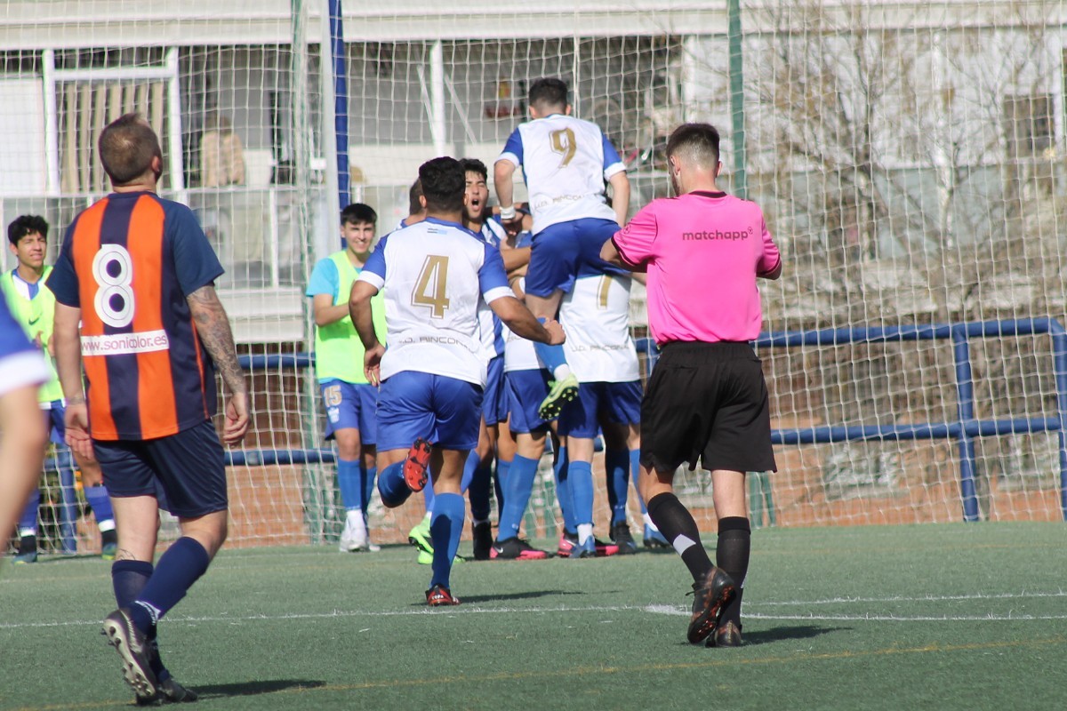 Joni celebra el gol que dio la victoria al Rinconada