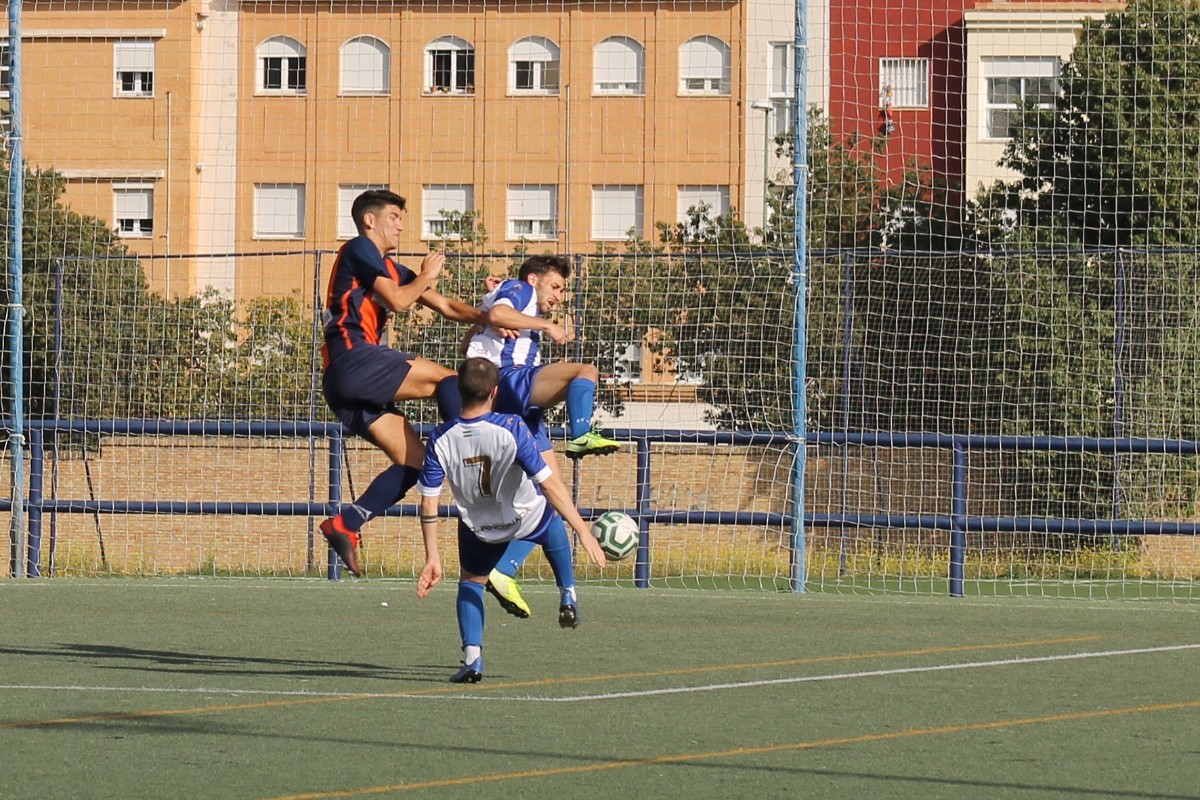 Gata se lleva un balón ante un jugador del Cerro