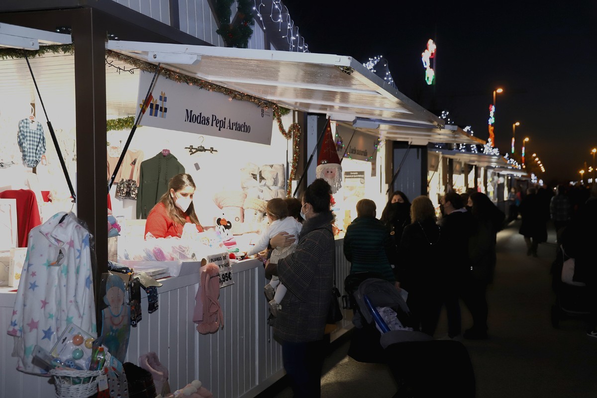 Visitantes al Mercadillo Navideño