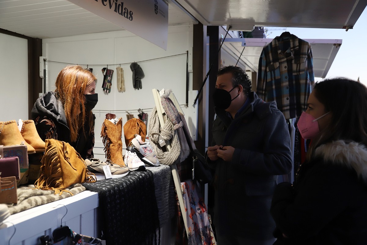 El alcalde, Javier Fernández, junto a la edil de Comercio, Reyes Romero, durante la visita al Mercadillo Navideño