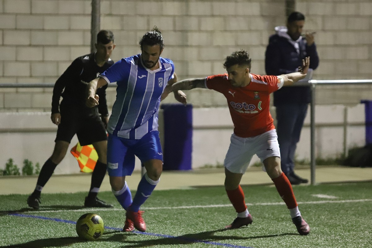 Selu pelea un balón con un jugador del Bellavista