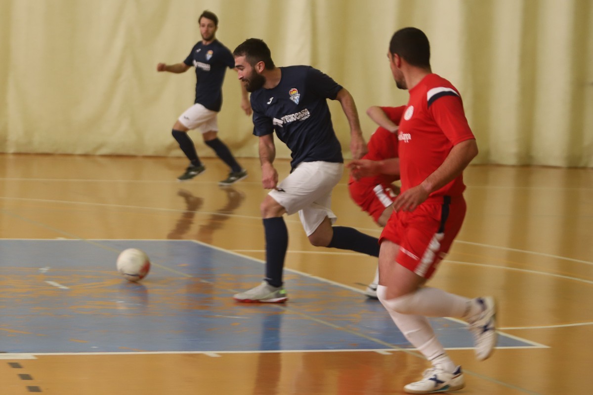 Luis se lleva la pelota sitiado por dos jugadores de La Palma