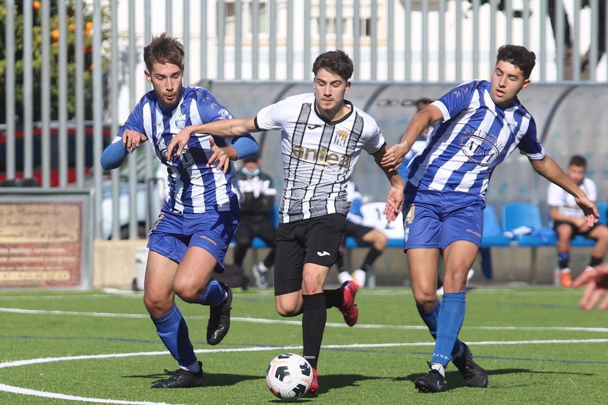 Javi Navarro y Adri presionan a un jugador del Camas