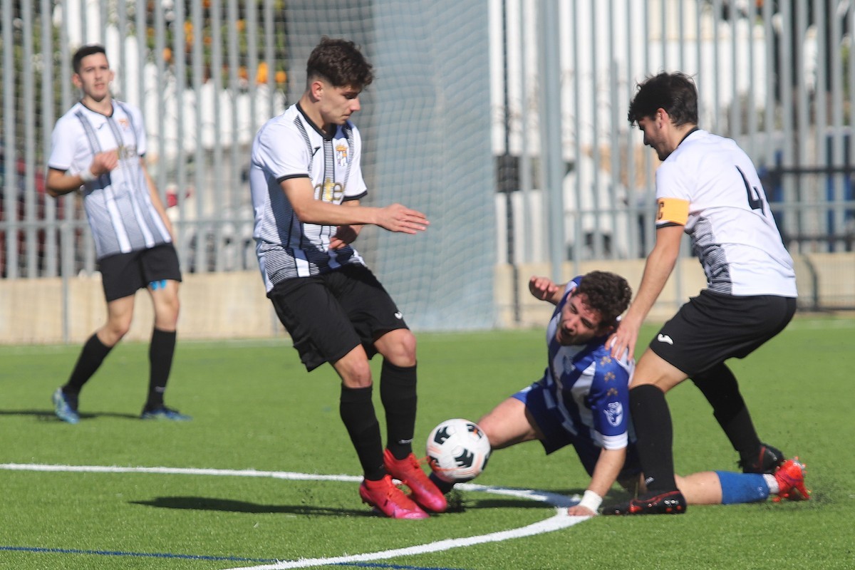 Kisko se va al suelo ante la entrada de un jugador visitante