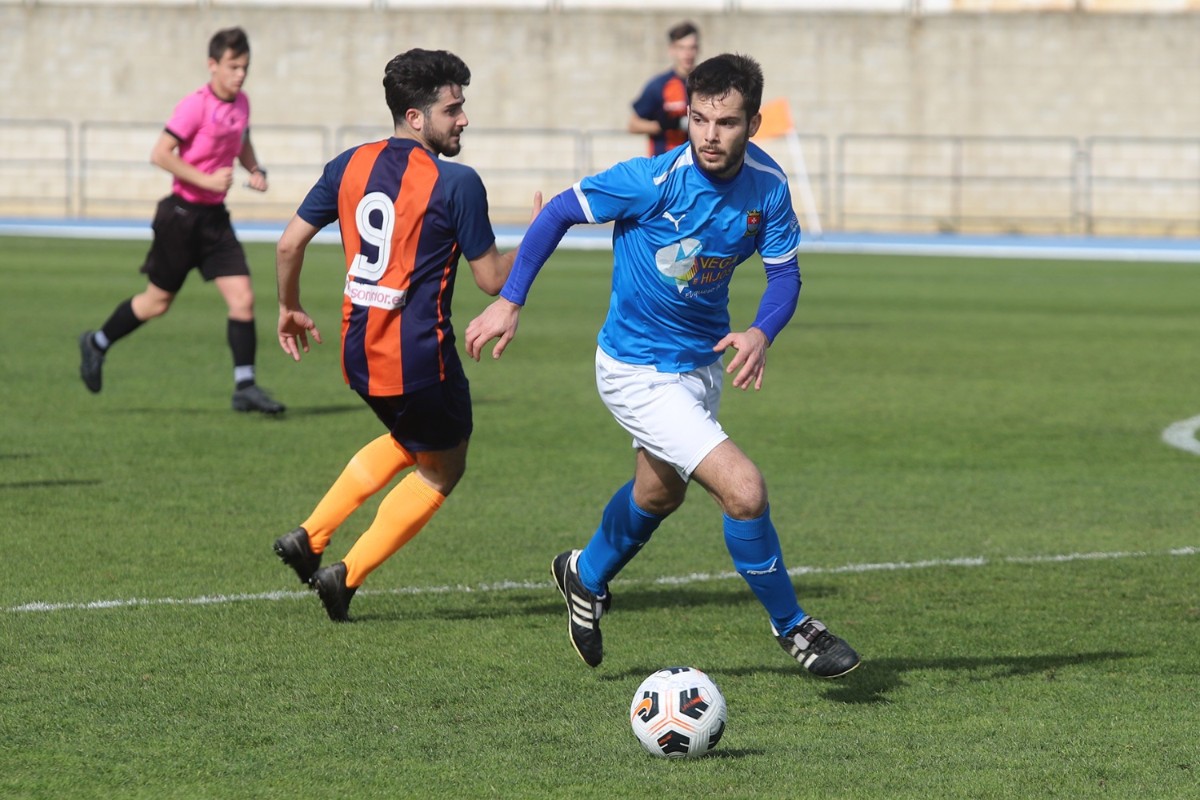 Manu Gallardo pudo jugar ante el Cerro, pero será baja en Camas