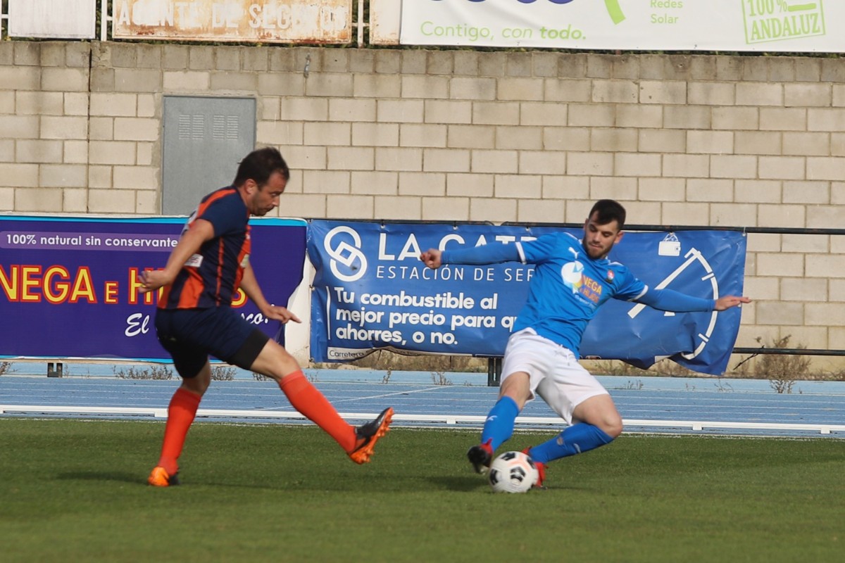 Rubén corta un balón nate el avance de un jugador rival