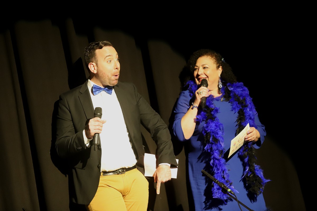 Los presentadores de sala, Félix Manuel Navarro y Mila Sánchez