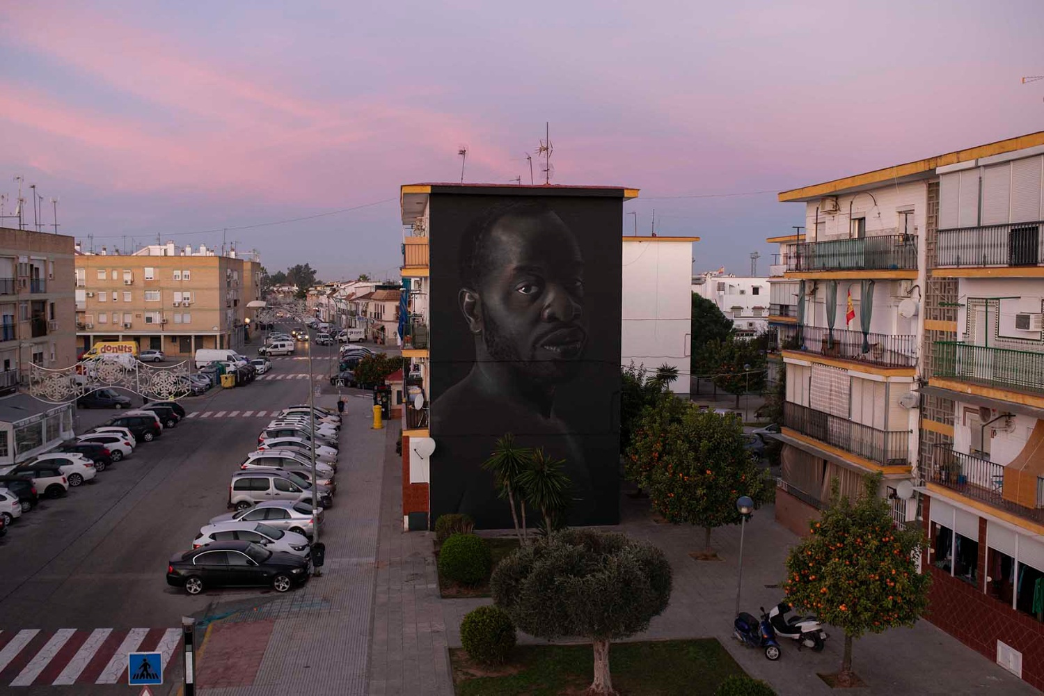 Sergio Romero Linares pinta ‘Kosi’, un mural de 100m2