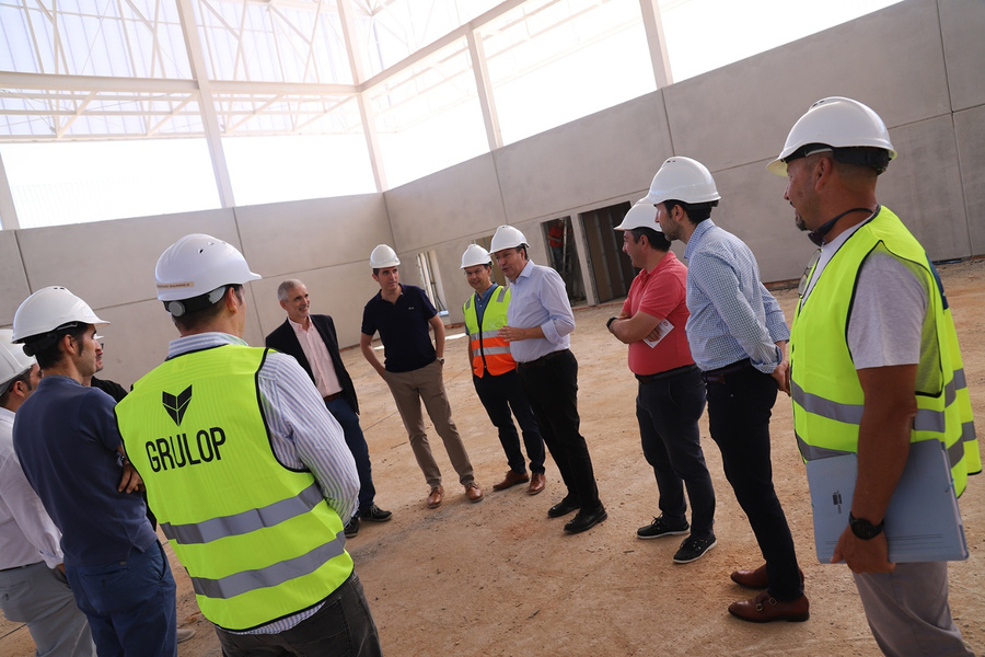 El nuevo pabellón deportivo, ya luce al paso por la Avenida de La Unión