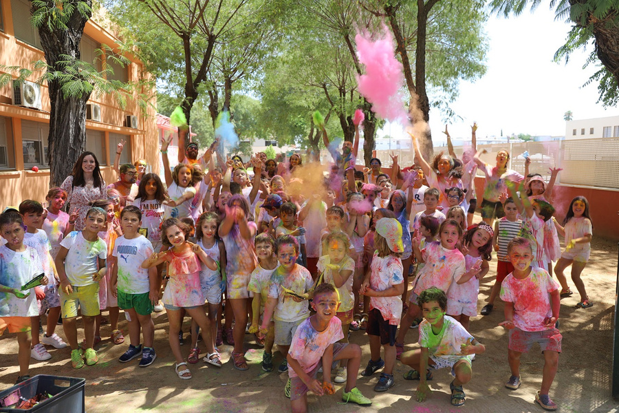 El Campamento Urbano se despide con mucho color tras más de un mes de ocio y aprendizaje