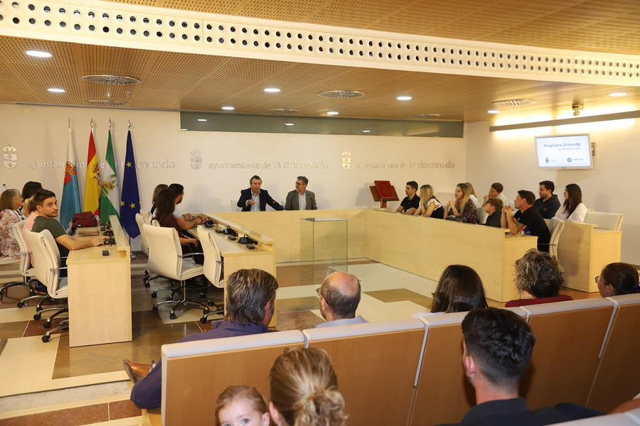 Firma de contratos con los adjudicatarios de los solares VPO para autoconstrucción