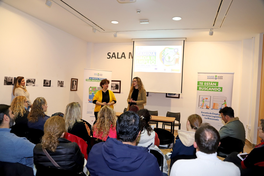 Alrededor de 40 personas finalizan la 5º edición de la Escuela de Logística y la 15ª edición de Vives Emplea Saludable