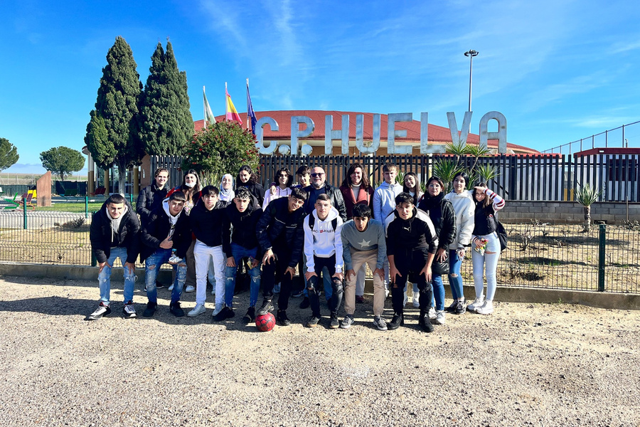 Estudiantes de secundaria de la localidad visitan el Centro Penitenciario de Huelva