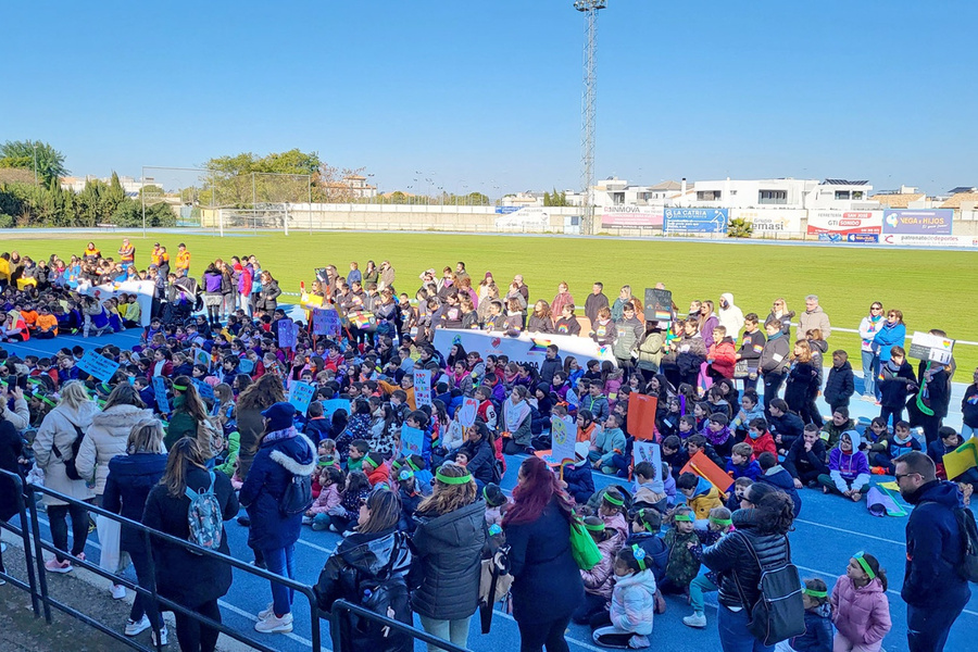 Alrededor de 600 escolares reivindican la paz y la no violencia